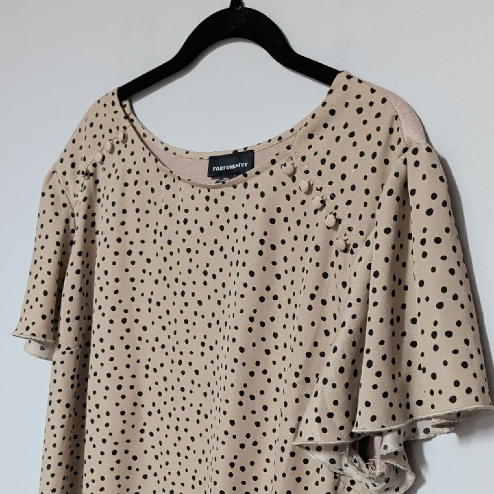 Chic Beige Polka Dot Blouse - Picture 4 of 6